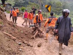 Jalan Rahtawu Kudus Tertimbun Longsor, Akses ke Lereng Muria Sempat Tertutup