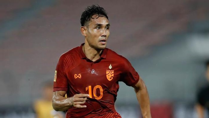 KUALA LUMPUR, MALAYSIA - 2022/12/20: Teerasil Dangda of Thailand in action during the AFF Mitsubishi Electric Cup 2022 match between Thailand and Brunei at Kuala Lumpur Football Stadium Final score; Thailand 5:0 Brunei. (Photo by Wong Fok Loy/SOPA Images/LightRocket via Getty Images)