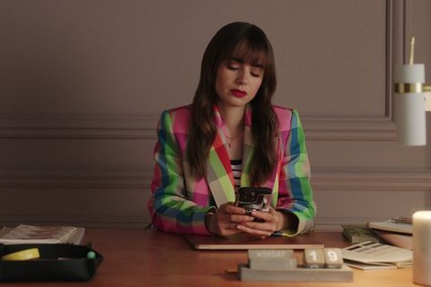 Terlihat Formal namun Anti Boring dengan Colorfull Blazzer. Foto: Netflix Emily in Paris Terlihat Formal namun Anti Boring dengan Colorfull Blazzer. Foto: Netflix Emily in Paris