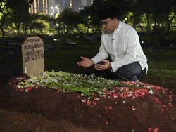 Tiba dari Solo, Anies Ziarah ke Makam Babe Ridwan Saidi
