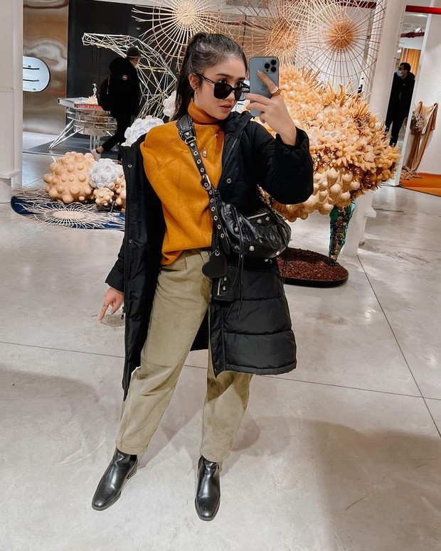 Inspirasi OOTD liburan ala Febby Rastanty