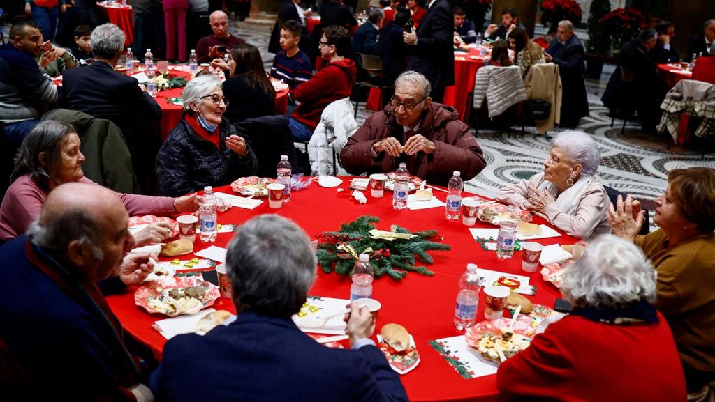 Warga Italia Rayakan Natal dengan Makan Siang Bersama Tunawisma