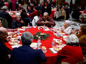 Warga Italia Rayakan Natal dengan Makan Siang Bersama Tunawisma Warga Italia Rayakan Natal dengan Makan Siang Bersama Tunawisma