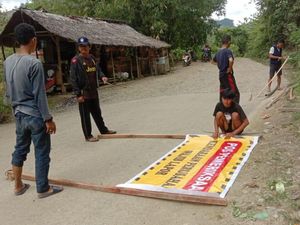 Warga di Luwu Protes Tambang Emas Cemari Sungai, Tutup Jalan-Adang Kendaraan