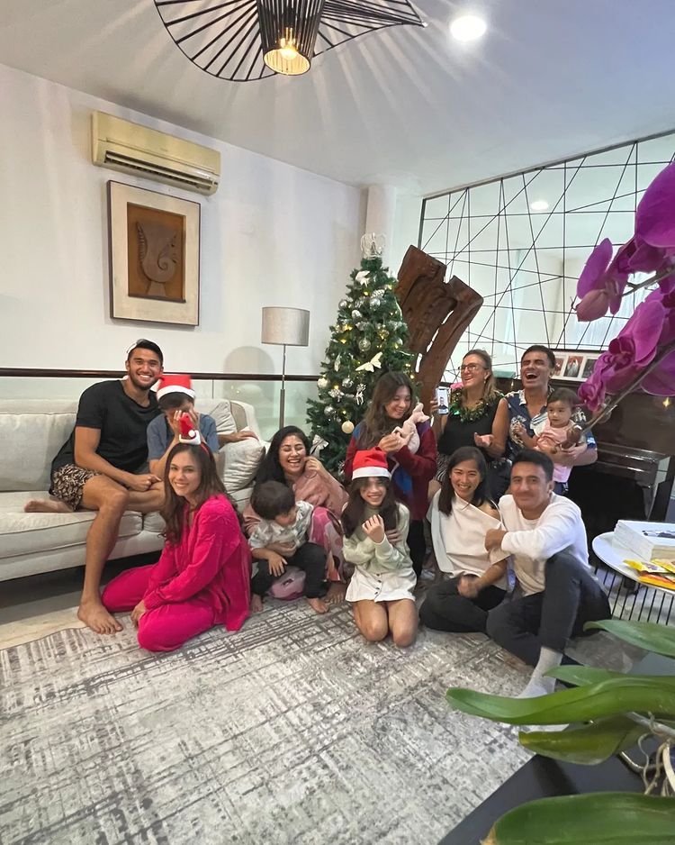 Wulan Guritno rayakan natal bersama keluarga dan Sabda Ahessa.