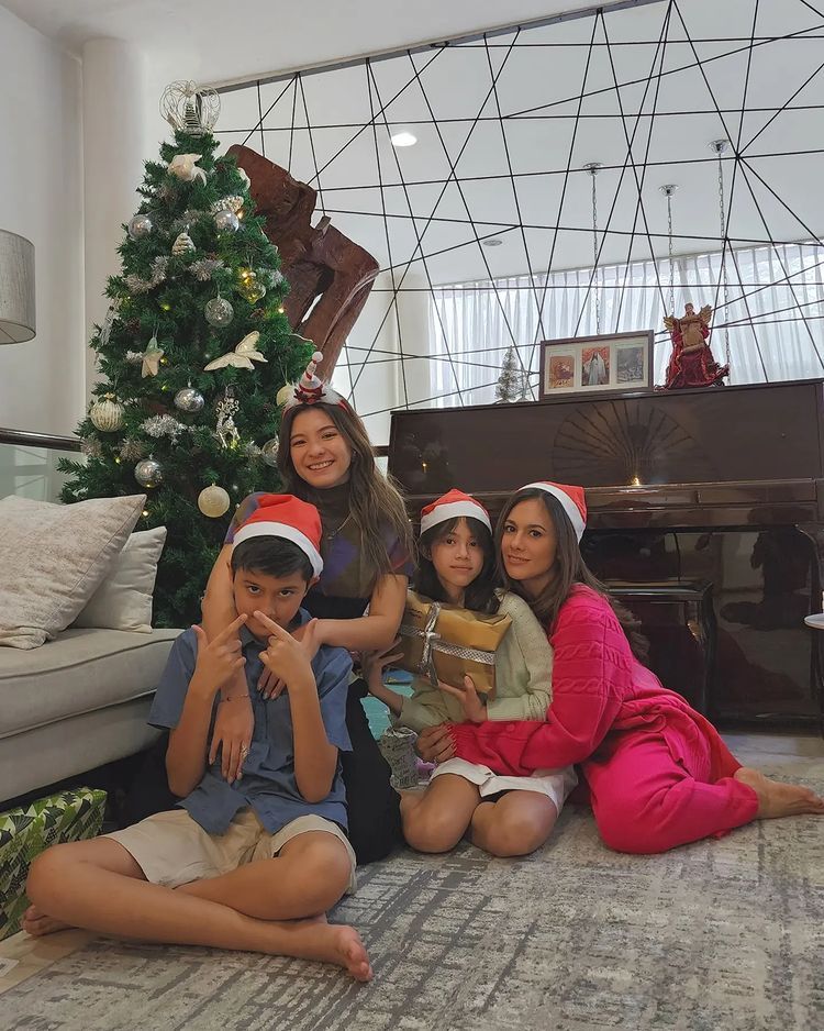 Wulan Guritno rayakan natal bersama keluarga dan Sabda Ahessa.