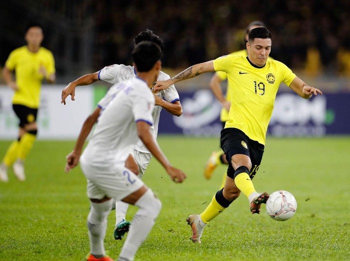 KUALA LUMPUR, MALAYSIA - 2022/12/24: Sergio Aguero Ezequiel Aguero of Malaysia (R) and Phoutthavong Sangvilay of Laos in action during the AFF Mitsubishi Electric Cup 2022 match between Malaysia and Laos at Bukit Jalil National Stadium Final score; Malaysia 5:0 Laos. (Photo by Wong Fok Loy/SOPA Images/LightRocket via Getty Images)