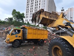 Alat Berat Dikerahkan Angkut Sampah Menggunung di Pasar Kemiri Muka Depok