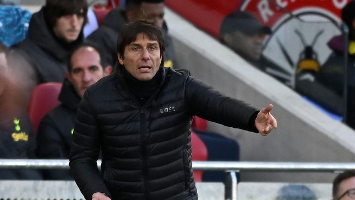 Tottenham Hotspurs Italian head coach Antonio Conte gestures on the touchline during the English Premier League football match between Brentford and Tottenham Hotspur at Gtech Community Stadium in London on December 26, 2022. - - RESTRICTED TO EDITORIAL USE. No use with unauthorized audio, video, data, fixture lists, club/league logos or live services. Online in-match use limited to 120 images. An additional 40 images may be used in extra time. No video emulation. Social media in-match use limited to 120 images. An additional 40 images may be used in extra time. No use in betting publications, games or single club/league/player publications. (Photo by Ben Stansall / AFP) / RESTRICTED TO EDITORIAL USE. No use with unauthorized audio, video, data, fixture lists, club/league logos or live services. Online in-match use limited to 120 images. An additional 40 images may be used in extra time. No video emulation. Social media in-match use limited to 120 images. An additional 40 images may be used in extra time. No use in betting publications, games or single club/league/player publications. / RESTRICTED TO EDITORIAL USE. No use with unauthorized audio, video, data, fixture lists, club/league logos or live services. Online in-match use limited to 120 images. An additional 40 images may be used in extra time. No video emulation. Social media in-match use limited to 120 images. An additional 40 images may be used in extra time. No use in betting publications, games or single club/league/player publications. (Photo by BEN STANSALL/AFP via Getty Images)