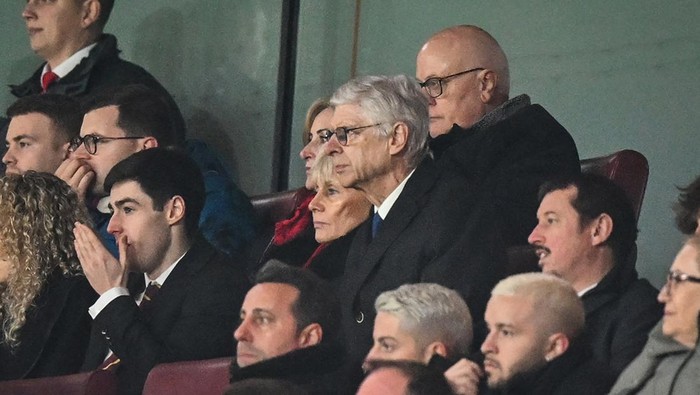 Arsene Wenger Former Arsenal's French head coach Arsene Wenger watches the English Premier League football match between Arsenal and West Ham United at the Emirates Stadium in London on December 26, 2022. - - RESTRICTED TO EDITORIAL USE. No use with unauthorized audio, video, data, fixture lists, club/league logos or 'live' services. Online in-match use limited to 120 images. An additional 40 images may be used in extra time. No video emulation. Social media in-match use limited to 120 images. An additional 40 images may be used in extra time. No use in betting publications, games or single club/league/player publications. (Photo by Glyn KIRK / AFP) / RESTRICTED TO EDITORIAL USE. No use with unauthorized audio, video, data, fixture lists, club/league logos or 'live' services. Online in-match use limited to 120 images. An additional 40 images may be used in extra time. No video emulation. Social media in-match use limited to 120 images. An additional 40 images may be used in extra time. No use in betting publications, games or single club/league/player publications. / RESTRICTED TO EDITORIAL USE. No use with unauthorized audio, video, data, fixture lists, club/league logos or 'live' services. Online in-match use limited to 120 images. An additional 40 images may be used in extra time. No video emulation. Social media in-match use limited to 120 images. An additional 40 images may be used in extra time. No use in betting publications, games or single club/league/player publications. (Photo by GLYN KIRK/AFP via Getty Images)