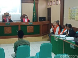 Terdakwa Penistaan Agama Bambang Tri Keberatan Keterangan Pelapor di Sidang