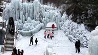 Brr... Warga China Berlibur ke Air Terjun yang Membeku
