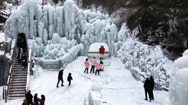 Brr... Warga China Berlibur ke Air Terjun yang Membeku