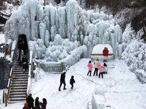 Brr... Warga China Berlibur ke Air Terjun yang Membeku
