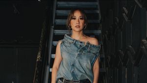 Foto: Gaya Unik Bunga Citra Lestari Pakai Celana Sampai ke Leher