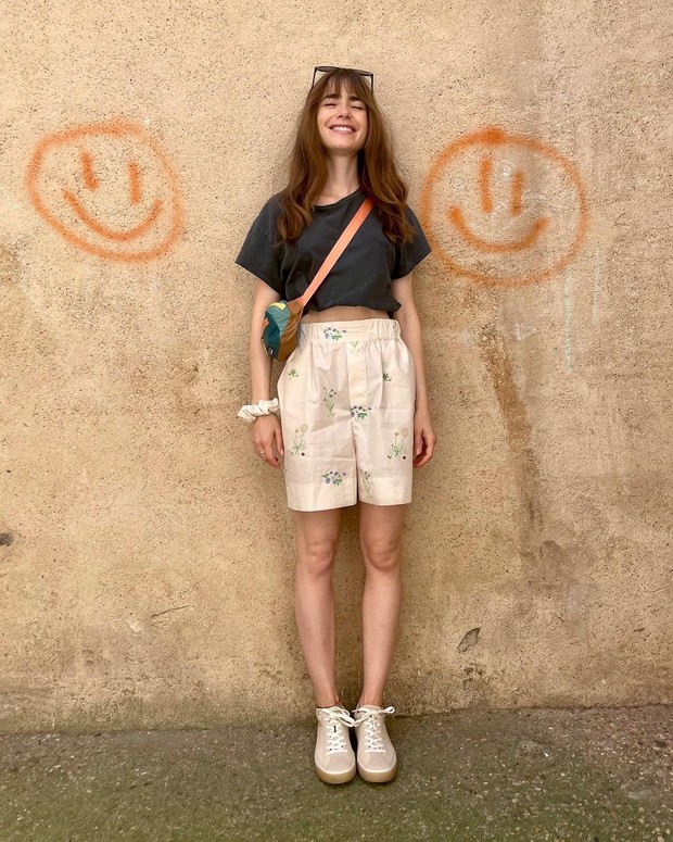 Celana Pendek / Foto: Instagram / @lilyjcollins OOTD Lily Collins yang sederhana dan simpel bisa kamu tiru di rumah