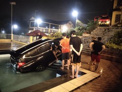 Damkar Evakuasi Pajero Nyebur ke Kolam Renang Vila di Puncak Bogor