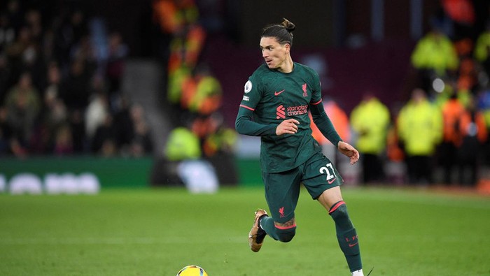 Liverpools Uruguayan striker Darwin Nunez (R) controls the ball during the English Premier League football match between Aston Villa and Liverpool at Villa Park in Birmingham, central England on December 26, 2022. - RESTRICTED TO EDITORIAL USE. No use with unauthorized audio, video, data, fixture lists, club/league logos or live services. Online in-match use limited to 120 images. An additional 40 images may be used in extra time. No video emulation. Social media in-match use limited to 120 images. An additional 40 images may be used in extra time. No use in betting publications, games or single club/league/player publications. (Photo by Oli SCARFF / AFP) / RESTRICTED TO EDITORIAL USE. No use with unauthorized audio, video, data, fixture lists, club/league logos or live services. Online in-match use limited to 120 images. An additional 40 images may be used in extra time. No video emulation. Social media in-match use limited to 120 images. An additional 40 images may be used in extra time. No use in betting publications, games or single club/league/player publications. / RESTRICTED TO EDITORIAL USE. No use with unauthorized audio, video, data, fixture lists, club/league logos or live services. Online in-match use limited to 120 images. An additional 40 images may be used in extra time. No video emulation. Social media in-match use limited to 120 images. An additional 40 images may be used in extra time. No use in betting publications, games or single club/league/player publications. (Photo by OLI SCARFF/AFP via Getty Images)