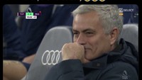 Meme ini menyebut Liverpool buru-buru memastikan Cody Gakpo datang karena Darwin Nunez suka buang-buang peluang. Foto: dok. Twitter