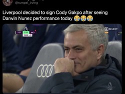 Meme ini menyebut Liverpool buru-buru memastikan Cody Gakpo datang karena Darwin Nunez suka buang-buang peluang. Foto: dok. Twitter