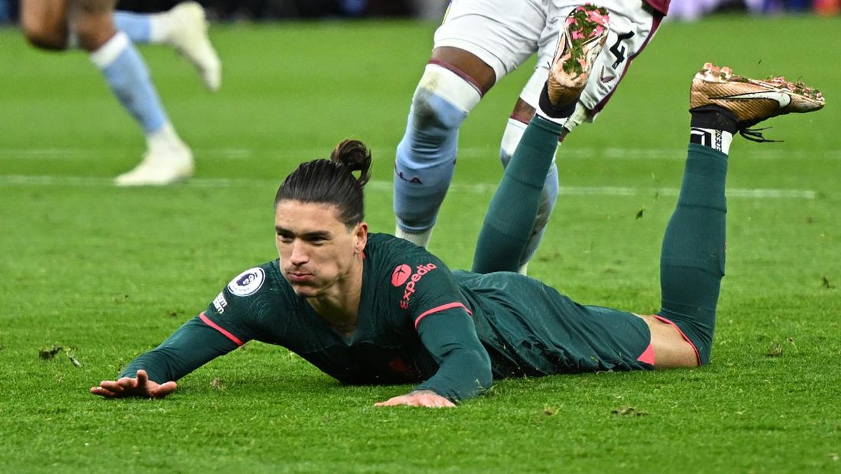 Darwin Nunez di laga Aston Villa vs Liverpool. (Foto: AFP via Getty Images/OLI SCARFF)