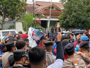 Demo Tolak UU KUHP di Sukabumi Ricuh, Satu Mahasiswa Terluka Demo Tolak UU KUHP di Sukabumi Ricuh, Satu Mahasiswa Terluka