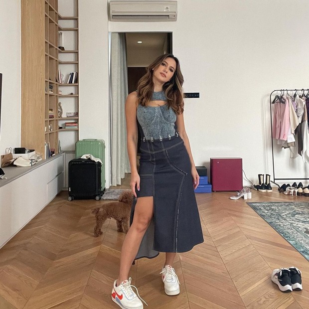 Dress Jeans / Foto: Instagram / @pevpearce Gaya mix and match Pevita Pearce yang terlihat lebih trendi