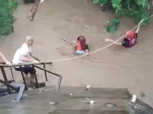 Filipina Dilanda Banjir, Puluhan Ribu Orang Mengungsi Filipina Dilanda Banjir, Puluhan Ribu Orang Mengungsi