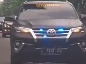 Viral Fortuner Pelat Hitam Berstrobo Halangi Jalan Lawan Arah, Mau Berangkat Perang?