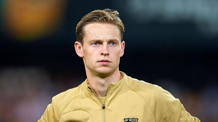 VALENCIA, SPAIN - OCTOBER 29: Frenkie De Jong of FC Barcelona looks on prior to the LaLiga Santander match between Valencia CF and FC Barcelona at Estadio Mestalla on October 29, 2022 in Valencia, Spain. (Photo by Silvestre Szpylma/Quality Sport Images/Getty Images)