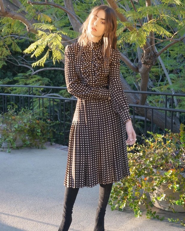 Gaun Polkadot / Foto: Instagram / @lilyjcollins OOTD Lily Collins yang sederhana dan simpel bisa kamu tiru di rumah