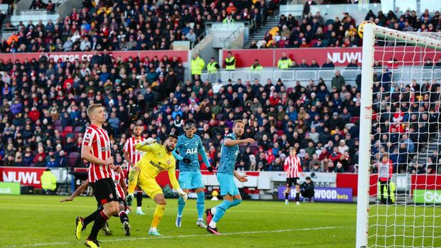 BRENTFORD, ENGLAND - DECEMBER 26: Harry Kane of Tottenham Hotspur reacts during the Premier League match between Brentford FC and Tottenham Hotspur at Brentford Community Stadium on December 26, 2022 in Brentford, England. (Photo by Clive Rose/Getty Images)