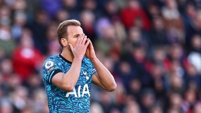 BRENTFORD, ENGLAND - DECEMBER 26: Harry Kane of Tottenham Hotspur reacts during the Premier League match between Brentford FC and Tottenham Hotspur at Brentford Community Stadium on December 26, 2022 in Brentford, England. (Photo by Clive Rose/Getty Images)