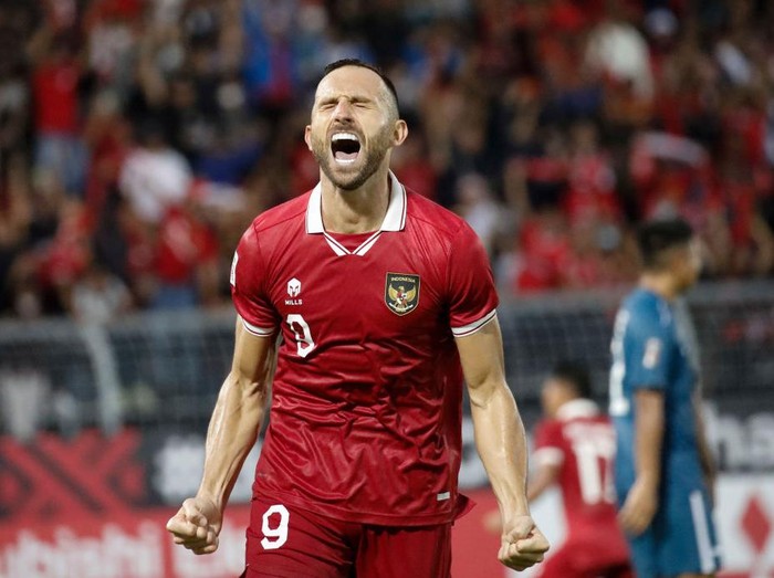 KUALA LUMPUR, MALAYSIA - 2022/12/26: Ilija Spasojevic of Indonesia celebrates after scoring a goal during the AFF Mitsubishi Electric Cup 2022 match between Brunei and Indonesia at Kuala Lumpur Football Stadium. Final score; Indonesia 7:0 Brunei. (Photo by Wong Fok Loy/SOPA Images/LightRocket via Getty Images)