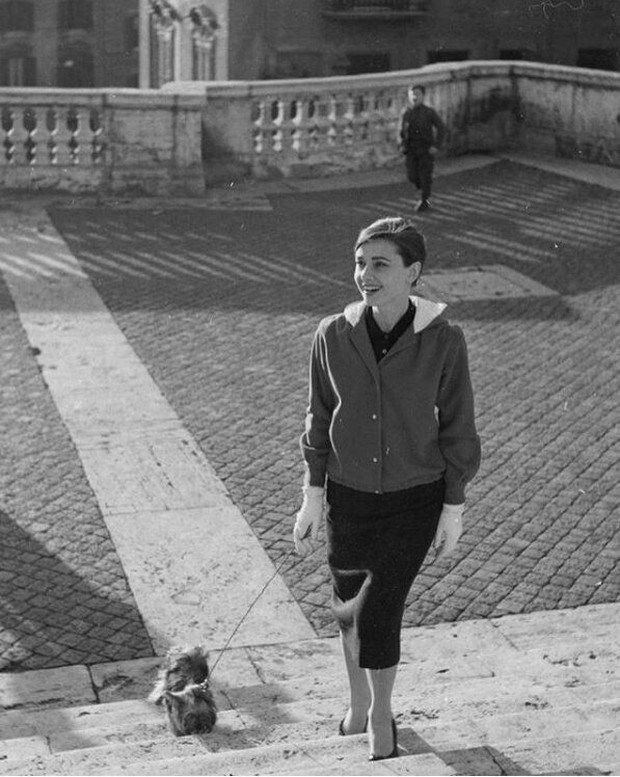 Audrey Hepburn kuat berjalan kaki.