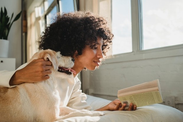 Ilustrasi Capricorn baca buku/foto: pexels/Samson Katt