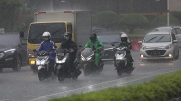 11 Tips Berkendara Motor dan Mobil saat Hujan dan Banjir