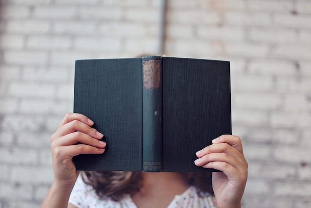 Ilustrasi Leo baca buku/foto: pexels/Leah Kelley
