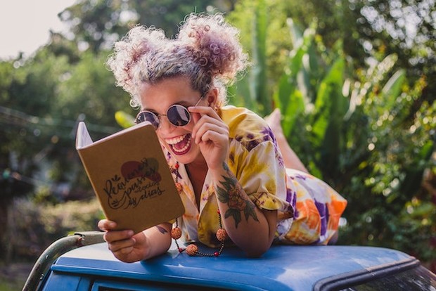 Ilustrasi Sagitarius baca buku/foto: pexels/Rodrigo Feksa