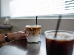 Latte vs Kopi Hitam, Mana yang Kafein dan Kalorinya Lebih Banyak?