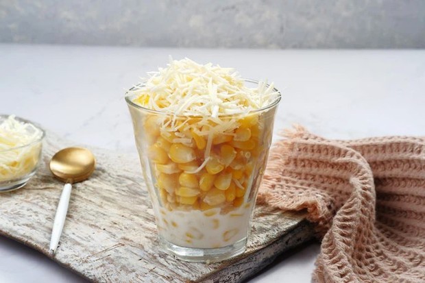 Jagung ditambah topping pada olahan jasuke memicu berat abdan naik/Foto:Freepik.com/Edgunn Olahan jasuke atau jagung susu keju mengandung banyak gula yang memicu naiknya berat badan.