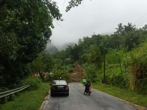 Jalan Poros Maros-Bone Tertutup Longsor di Cenrana, Lalin Tertahan!