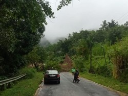 Jalan Poros Maros-Bone Tertutup Longsor di Cenrana, Lalin Tertahan!