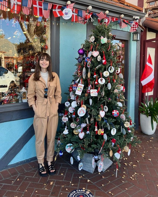 Jumpsuit / Foto: Instagram / @lilyjcollins OOTD Lily Collins yang sederhana dan simpel bisa kamu tiru di rumah