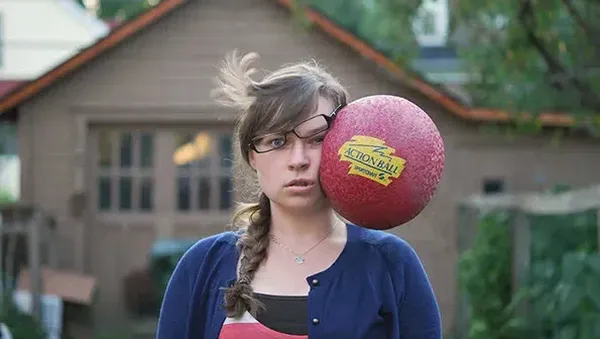 Kocak Tapi Kreatif, Foto Potrait Ditimpuk Beraneka Benda