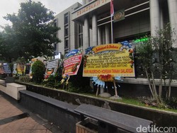 Tangkap Pengusaha Agus Hartono, Kejati Jateng Dikirimi Karangan Bunga