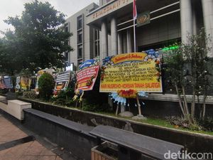 Tangkap Pengusaha Agus Hartono, Kejati Jateng Dikirimi Karangan Bunga Tangkap Pengusaha Agus Hartono, Kejati Jateng Dikirimi Karangan Bunga