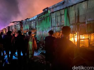 Kebakaran Pasar Sentral Makassar Mulai Padam di Bagian Depan Kebakaran Pasar Sentral Makassar Mulai Padam di Bagian Depan