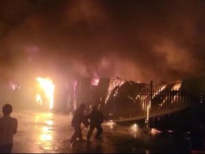 Pasar Sentral Makassar Kebakaran! Pasar Sentral Makassar Kebakaran!