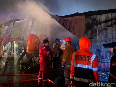 Potret Lapak Pedagang Pasar Sentral Makassar Hangus Dilahap Si Jago Merah